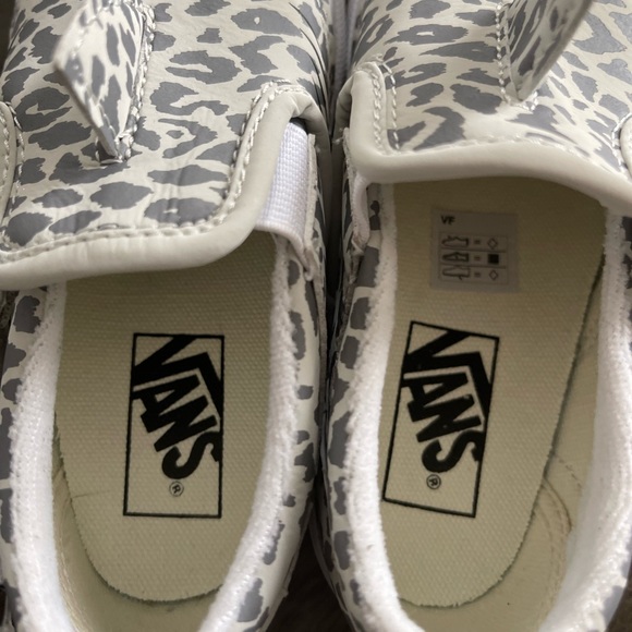 🦈 Brand new limited edition shark vans! - Picture 2 of 3